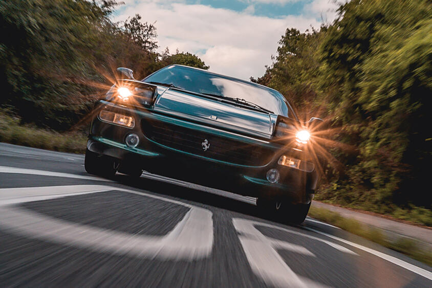 ホンダNSXの完成度にビビったフェラーリが作った名車！　結果メガヒット作になった「F355」ってどんなクルマ？