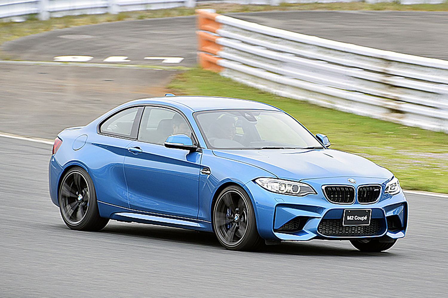BMW M2の走行シーン