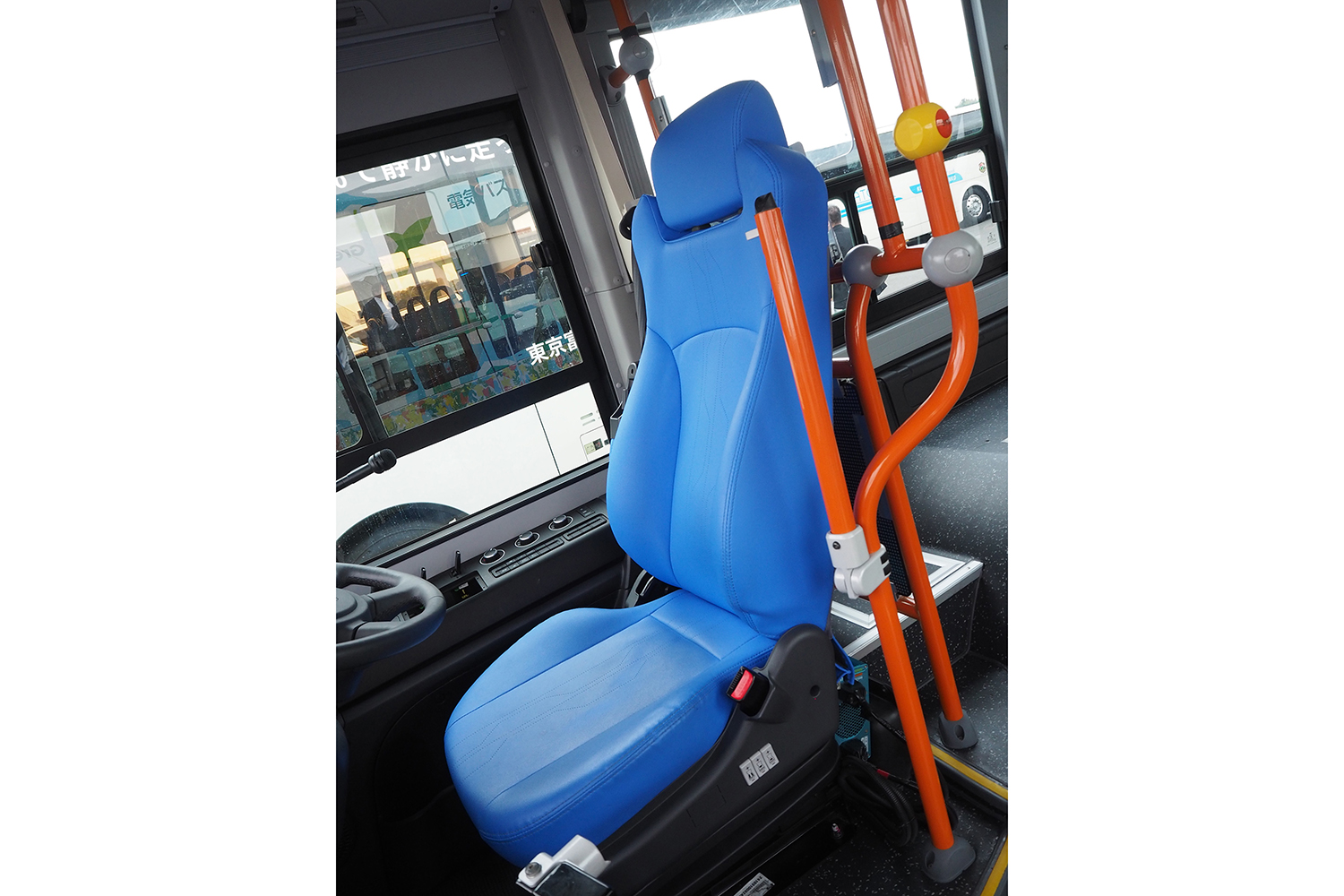 韓国メーカーのバスの運転席 〜 画像6