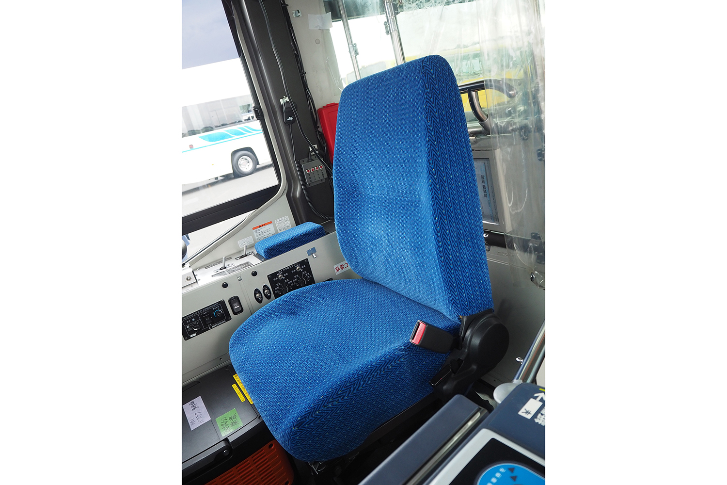 座布団シートと言われるバスの簡素な運転席
