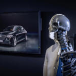 【画像】見た目はただのＳクラスだけど「手榴弾」「毒ガス」だって耐え抜く！　メルセデスの「S 680 ガード」がもはやスパイ映画のシロモノだった 〜 画像23