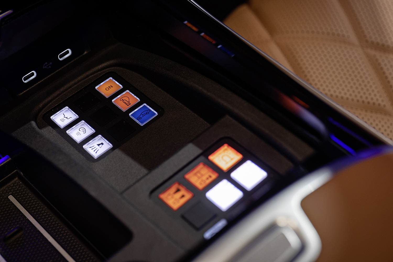 メルセデス・ベンツS 680 ガード 4MATICの各種機能を使用するためのボタン 〜 画像27