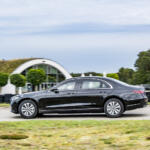 【画像】見た目はただのＳクラスだけど「手榴弾」「毒ガス」だって耐え抜く！　メルセデスの「S 680 ガード」がもはやスパイ映画のシロモノだった 〜 画像38