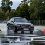 【画像】見た目はただのＳクラスだけど「手榴弾」「毒ガス」だって耐え抜く！　メルセデスの「S 680 ガード」がもはやスパイ映画のシロモノだった 〜 画像45