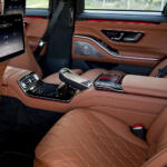 【画像】見た目はただのＳクラスだけど「手榴弾」「毒ガス」だって耐え抜く！　メルセデスの「S 680 ガード」がもはやスパイ映画のシロモノだった 〜 画像49