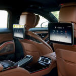 【画像】見た目はただのＳクラスだけど「手榴弾」「毒ガス」だって耐え抜く！　メルセデスの「S 680 ガード」がもはやスパイ映画のシロモノだった 〜 画像50