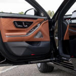 【画像】見た目はただのＳクラスだけど「手榴弾」「毒ガス」だって耐え抜く！　メルセデスの「S 680 ガード」がもはやスパイ映画のシロモノだった 〜 画像55