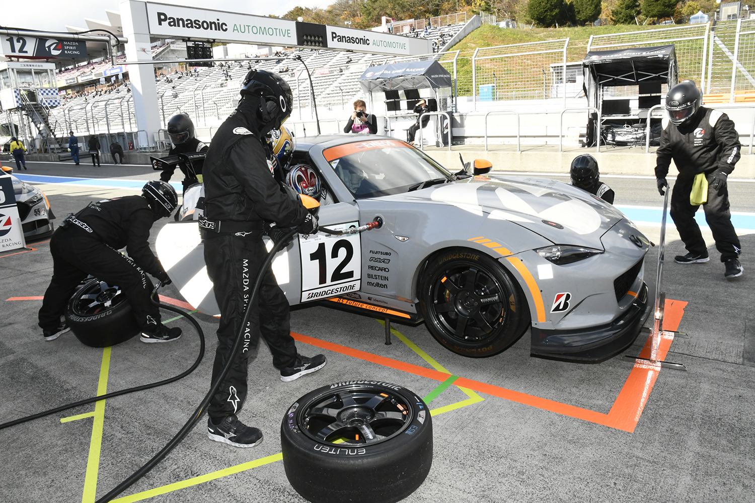 マツダの12号車「MAZDA SPIRIT RACING RS Future concept」のピットシーン
