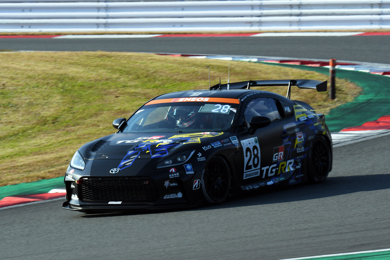 トヨタの28号車「TGRR GR86 Future FR conceptの走行シーン