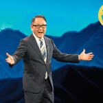 日本人初の快挙！　モリゾウこと豊田章男会長が「黄金のステアリング」を手にした