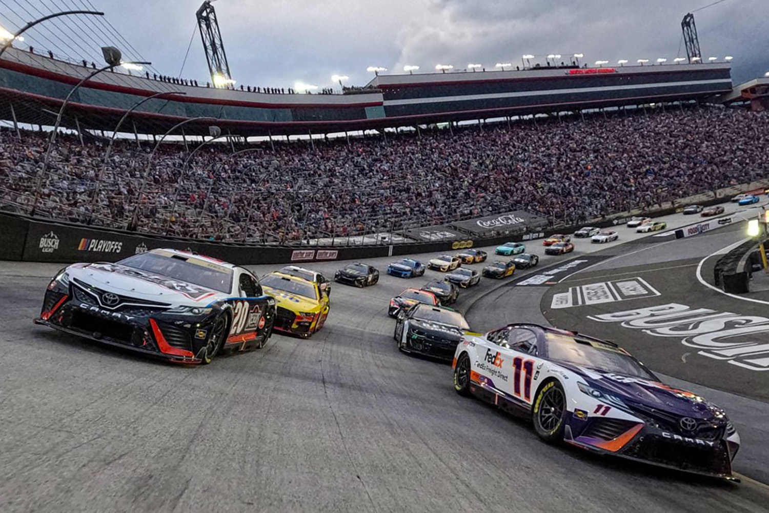 30台超のレースカーによる超至近距離バトルに全米が熱狂する「NASCAR」ってなんだ