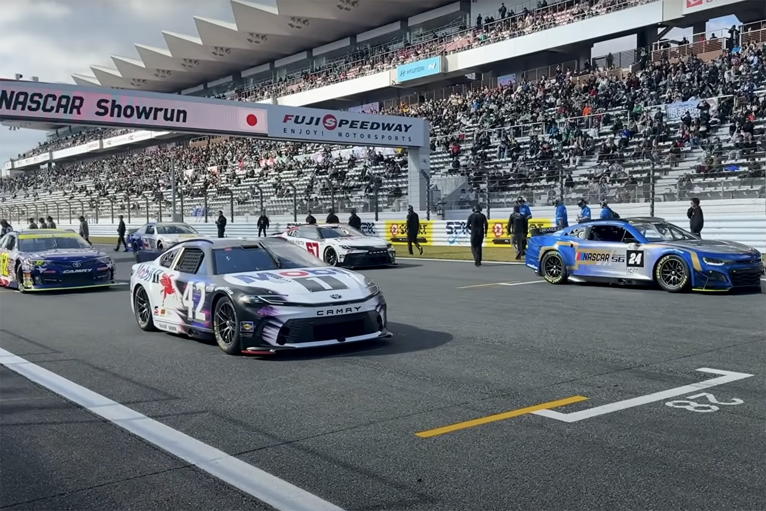 富士スピードウェイをデモランするNASCARレースカー