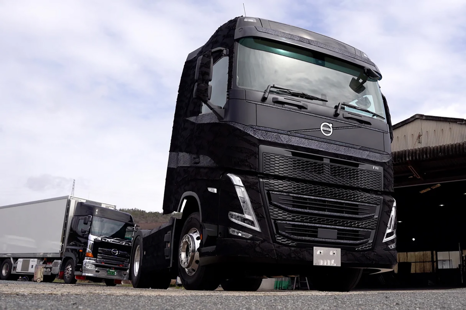 「ボルボ」印のジーンズではなくまさかのデニム生地で覆われた「ボルボ」の衝撃コラボ