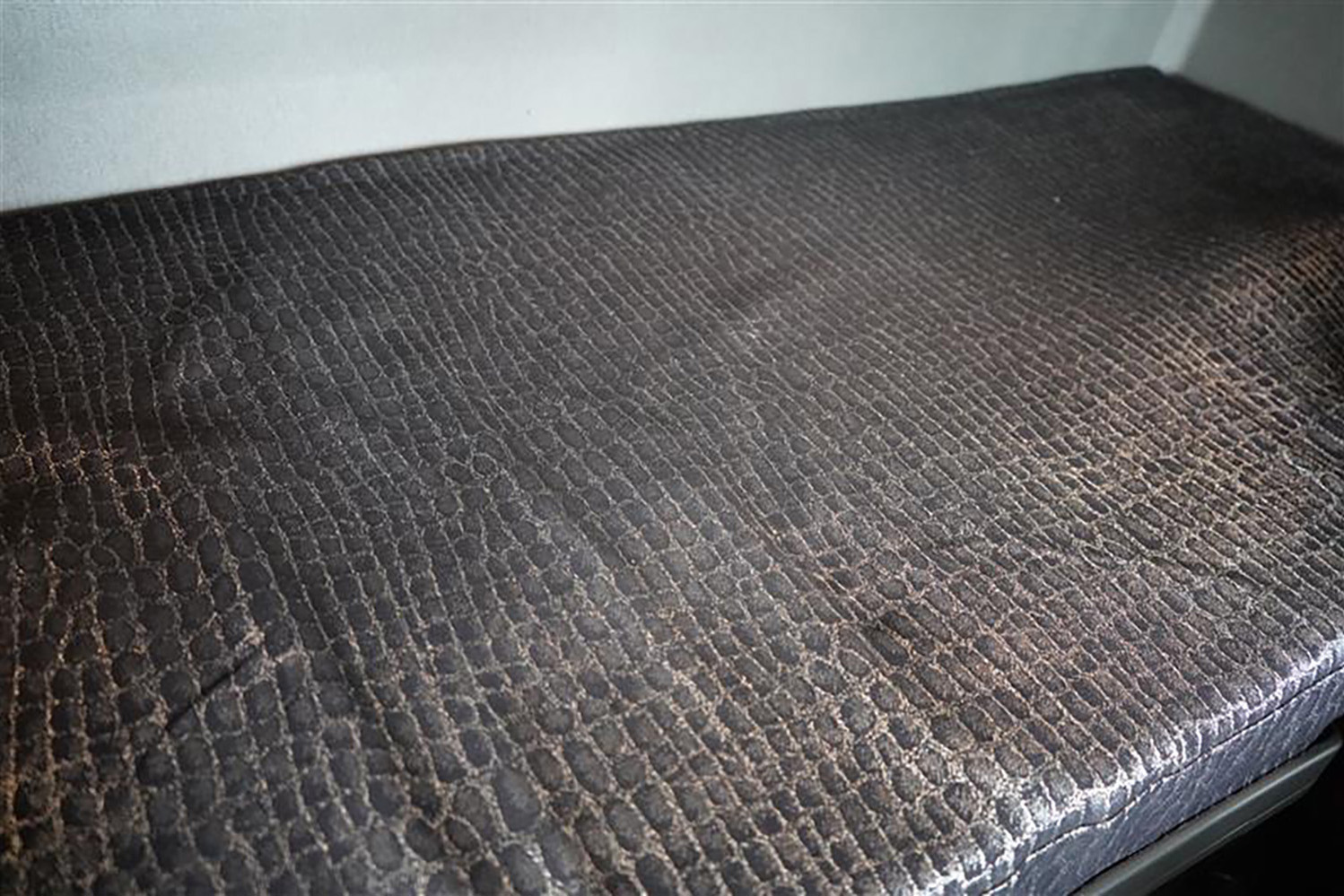 「ボルボ」印のジーンズではなくまさかのデニム生地で覆われた「ボルボ」の衝撃コラボ 〜 画像7