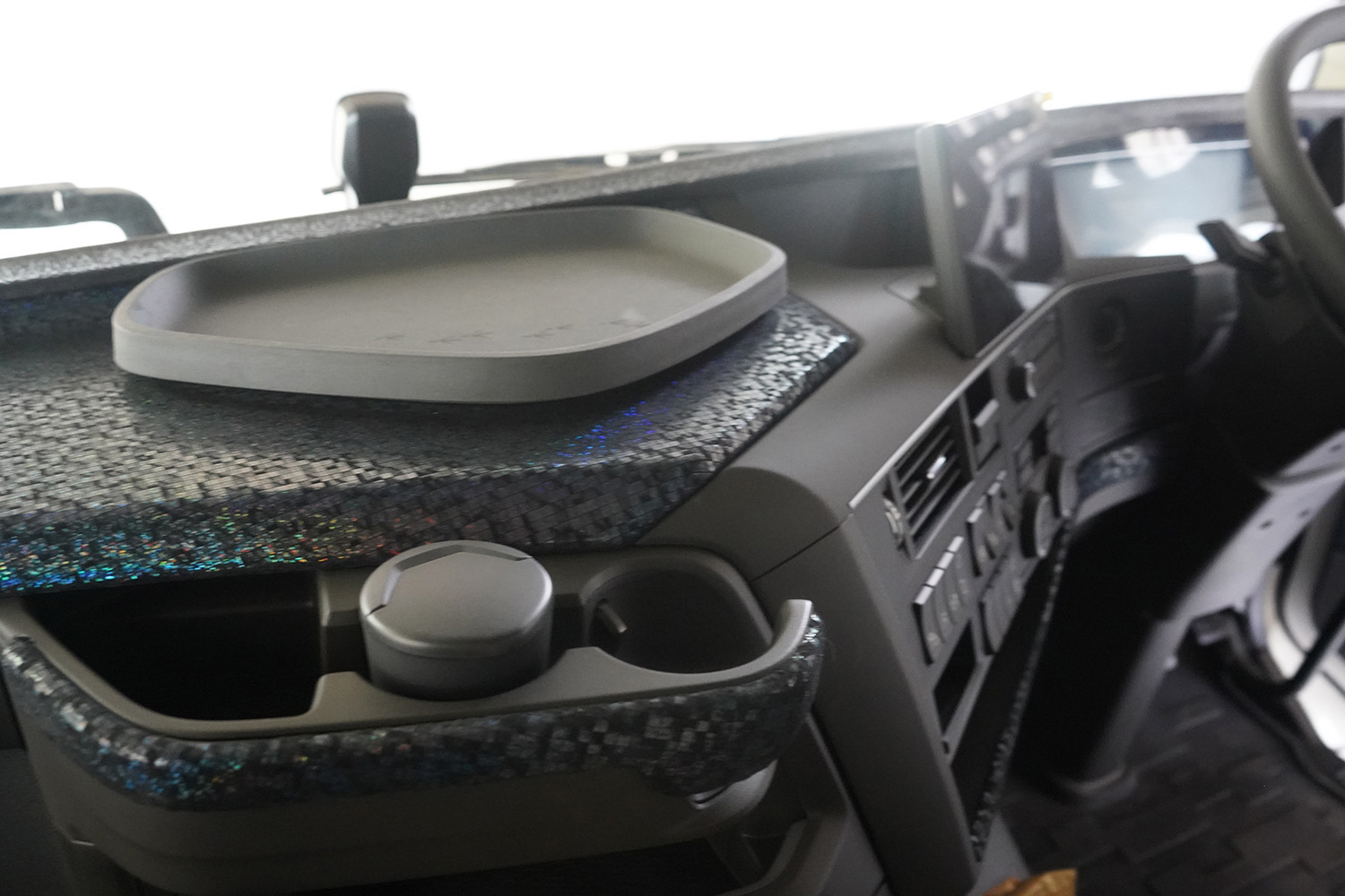 「ボルボ」印のジーンズではなくまさかのデニム生地で覆われた「ボルボ」の衝撃コラボ 〜 画像9