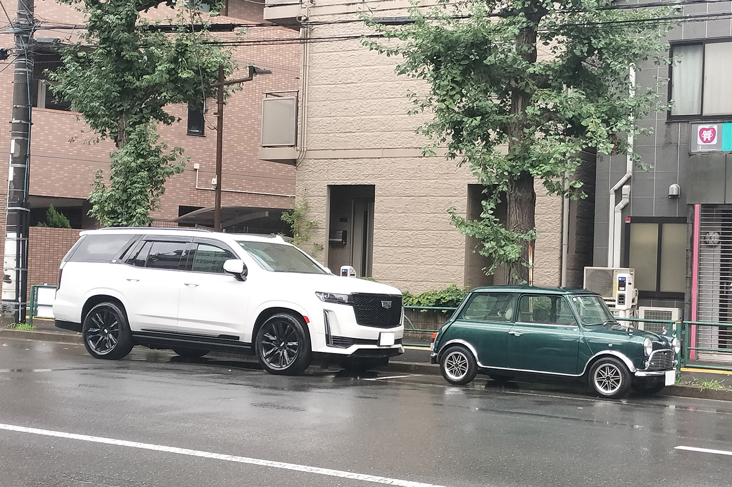 クラシックMINIとキャデラック・エスカレード