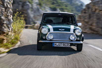 「ゴーカートフィーリング」はアリだけど……「シルキー６」「オン・ザ・レール」はオジサン用語ってマジ？　ディーラーマンですら「？」なクルマの表現