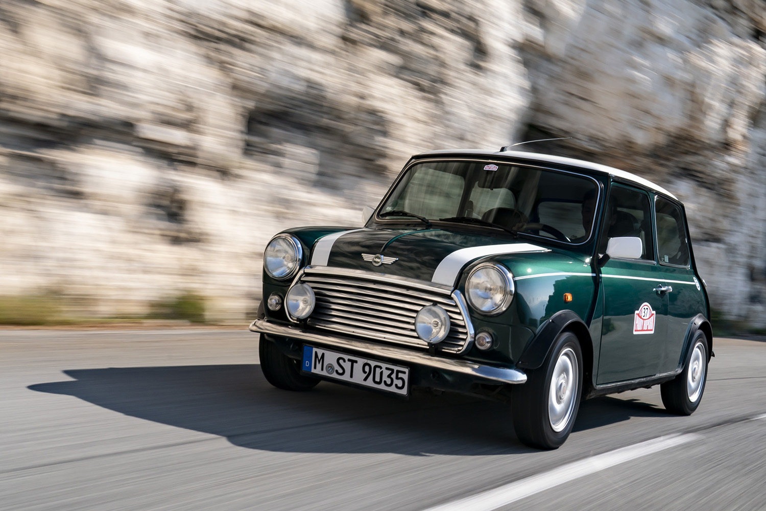 クラシックMINIの走行シーン