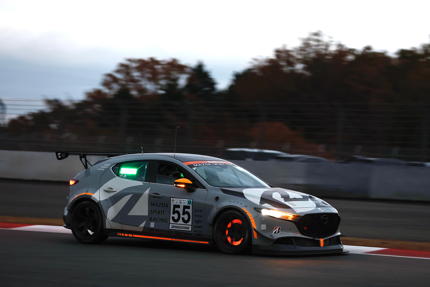 マツダスピリット・レーシング3 フューチャーコンセプトの走行シーン