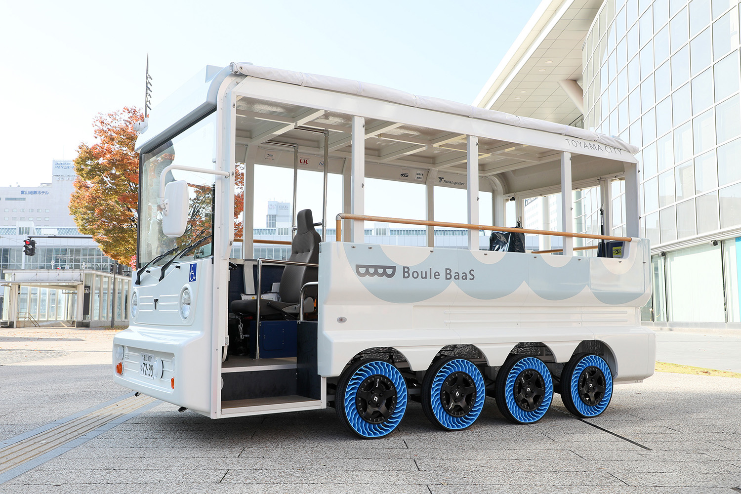 ブリヂストンのエアレスタイヤで実証実験をする公共モビリティ