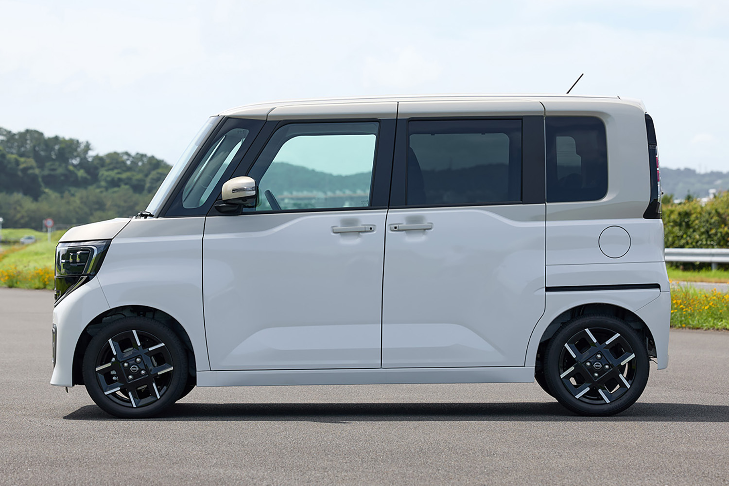 日産ルークスのサイドビュー