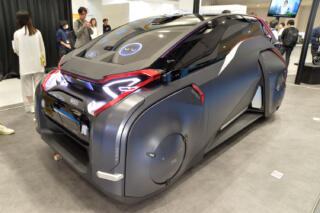 女性でも持ち運べそうな豊田合成の軽量H2カートリッジなら＋10kmの安心が手に入る