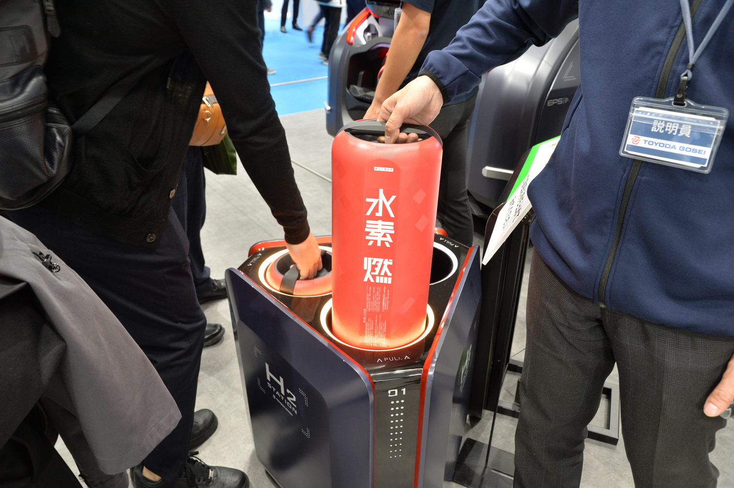 女性でも持ち運べそうな豊田合成の軽量H2カートリッジなら＋10kmの安心が手に入る 〜 画像6