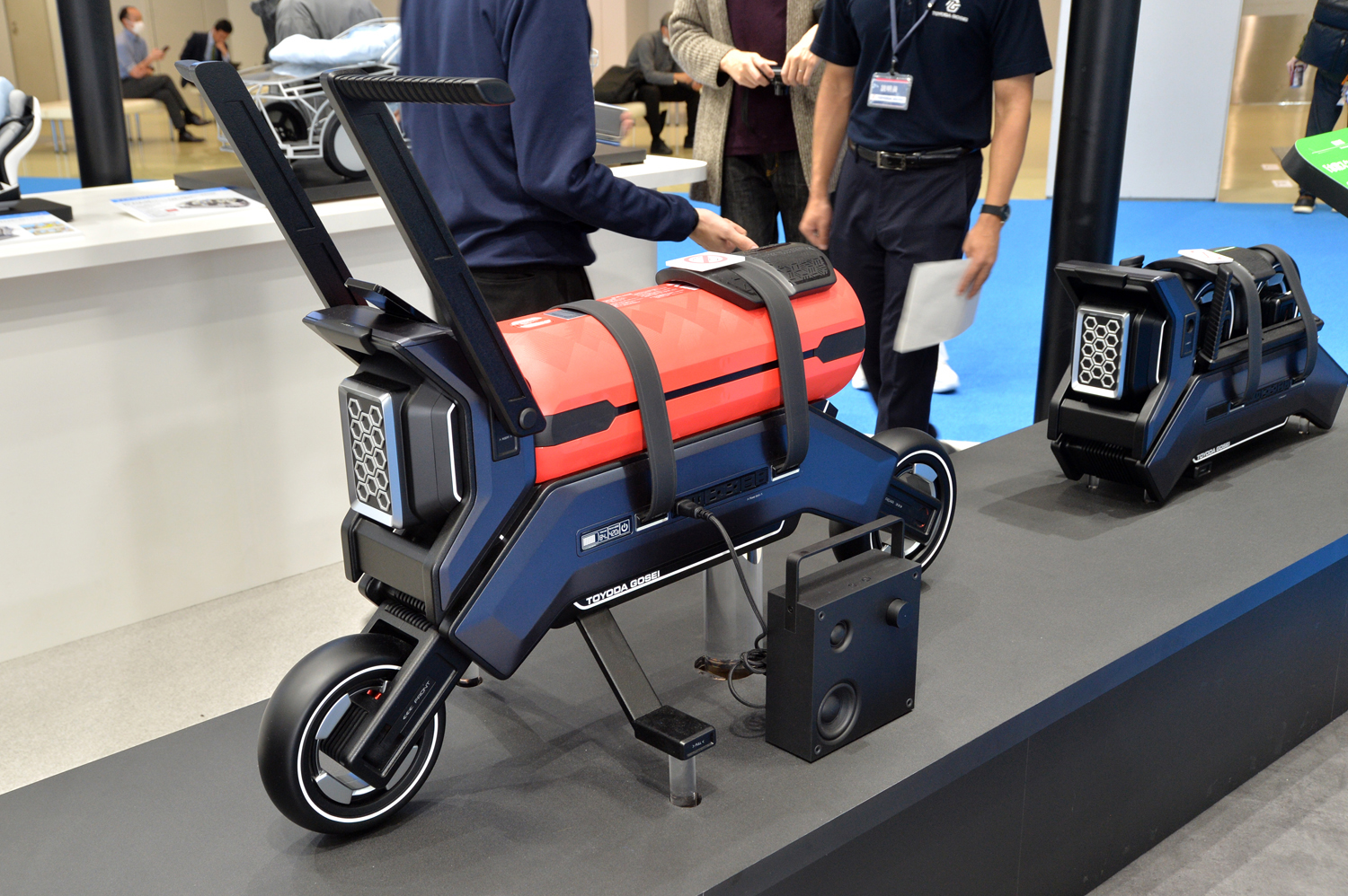 女性でも持ち運べそうな豊田合成の軽量H2カートリッジなら＋10kmの安心が手に入る 〜 画像7