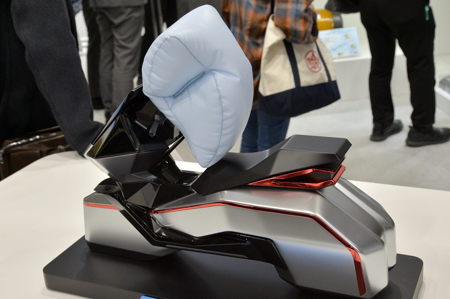 女性でも持ち運べそうな豊田合成の軽量H2カートリッジなら＋10kmの安心が手に入る 〜 画像9