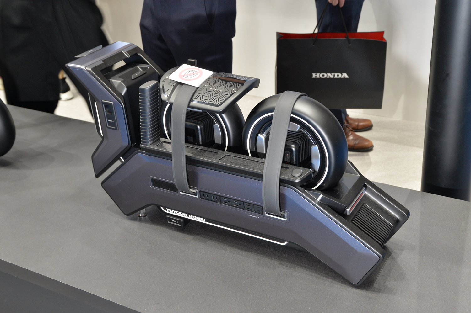 女性でも持ち運べそうな豊田合成の軽量H2カートリッジなら＋10kmの安心が手に入る 〜 画像11