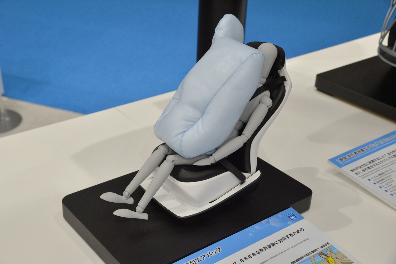 女性でも持ち運べそうな豊田合成の軽量H2カートリッジなら＋10kmの安心が手に入る 〜 画像14