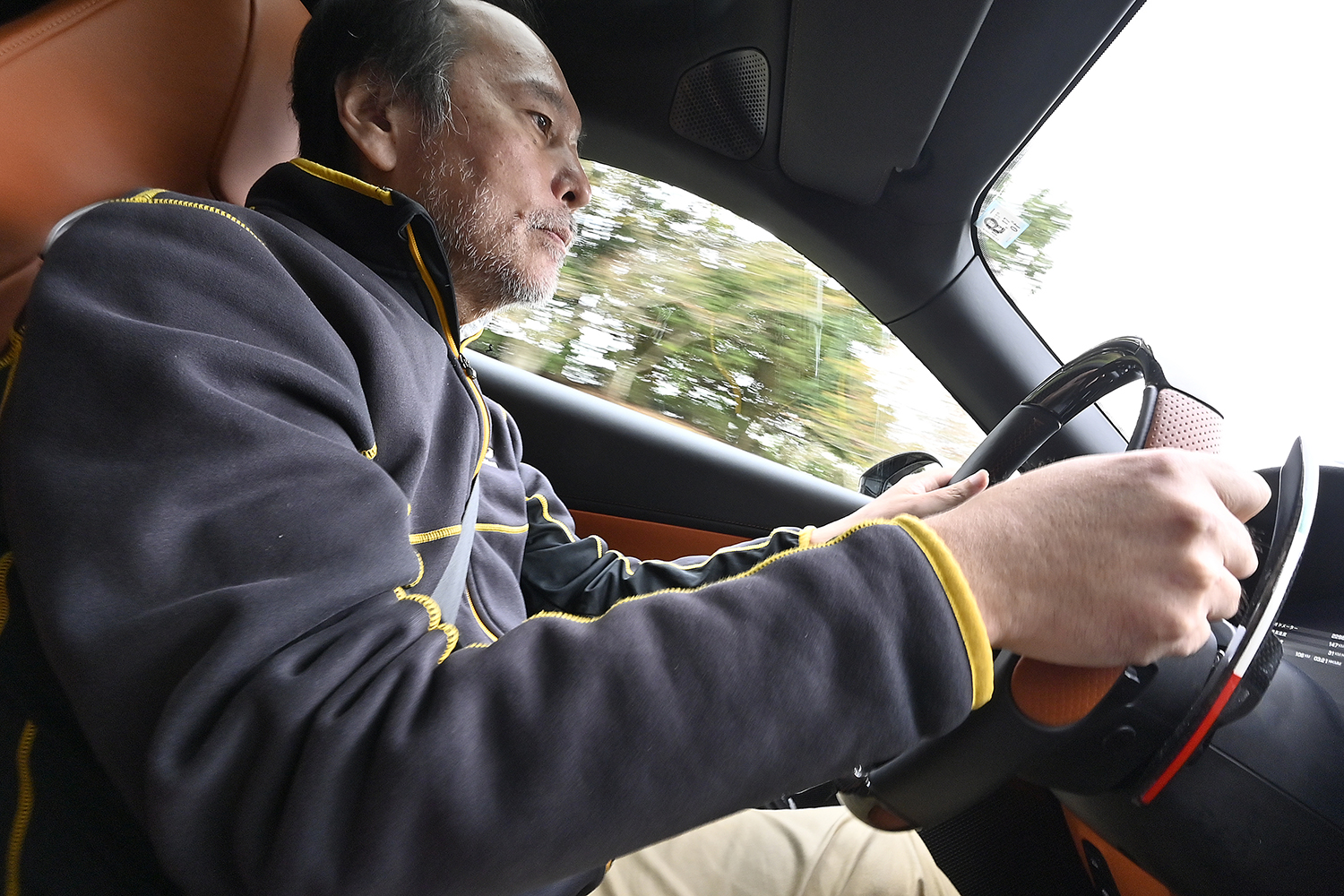 フェラーリ・ドーディチ・チリンドリをドライブする山崎元裕さん 〜 画像51