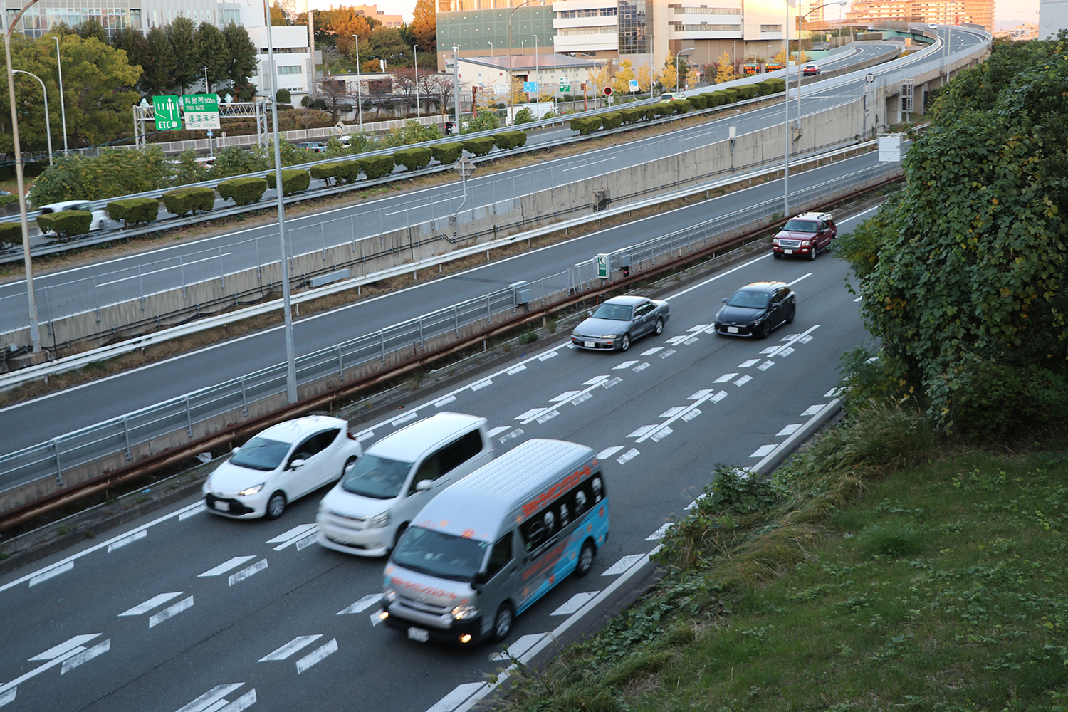 高速道路をはしるクルマ