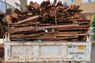 トラックから荷物を落としたときに問われる罪とは