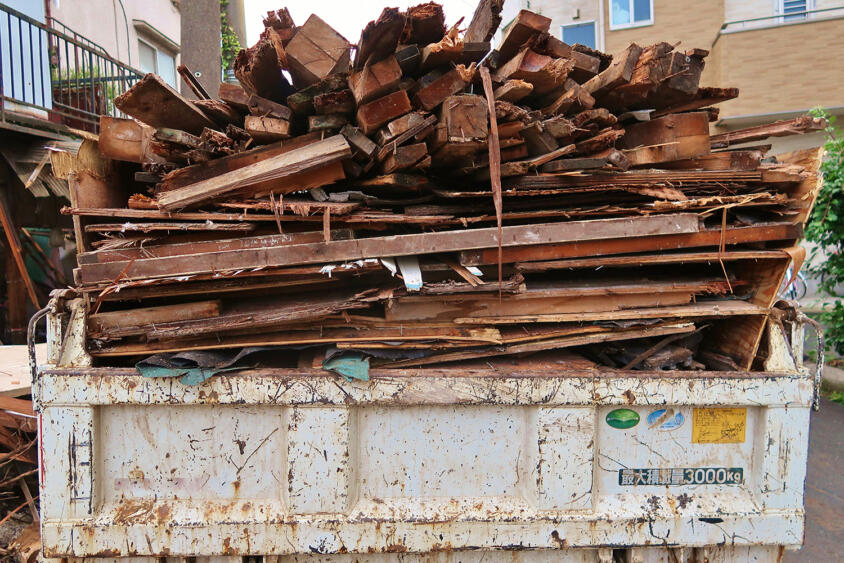 気を付けるべきは過積載だけにあらず！　トラックは積み荷を落としただけでも罪になる!!