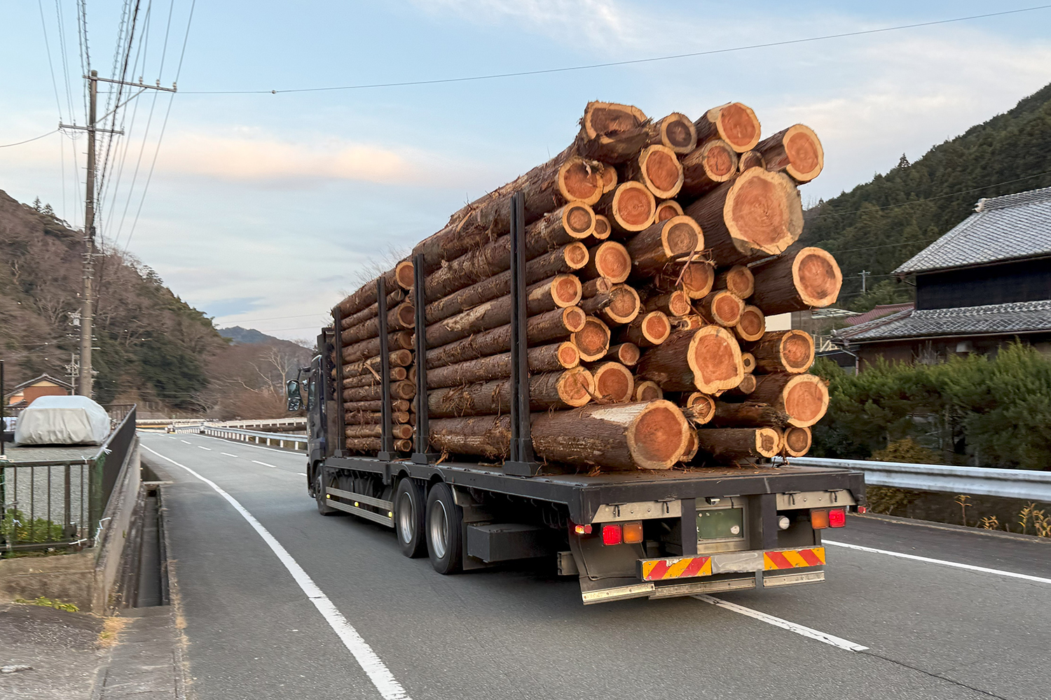 丸太を積んで走るトラック
