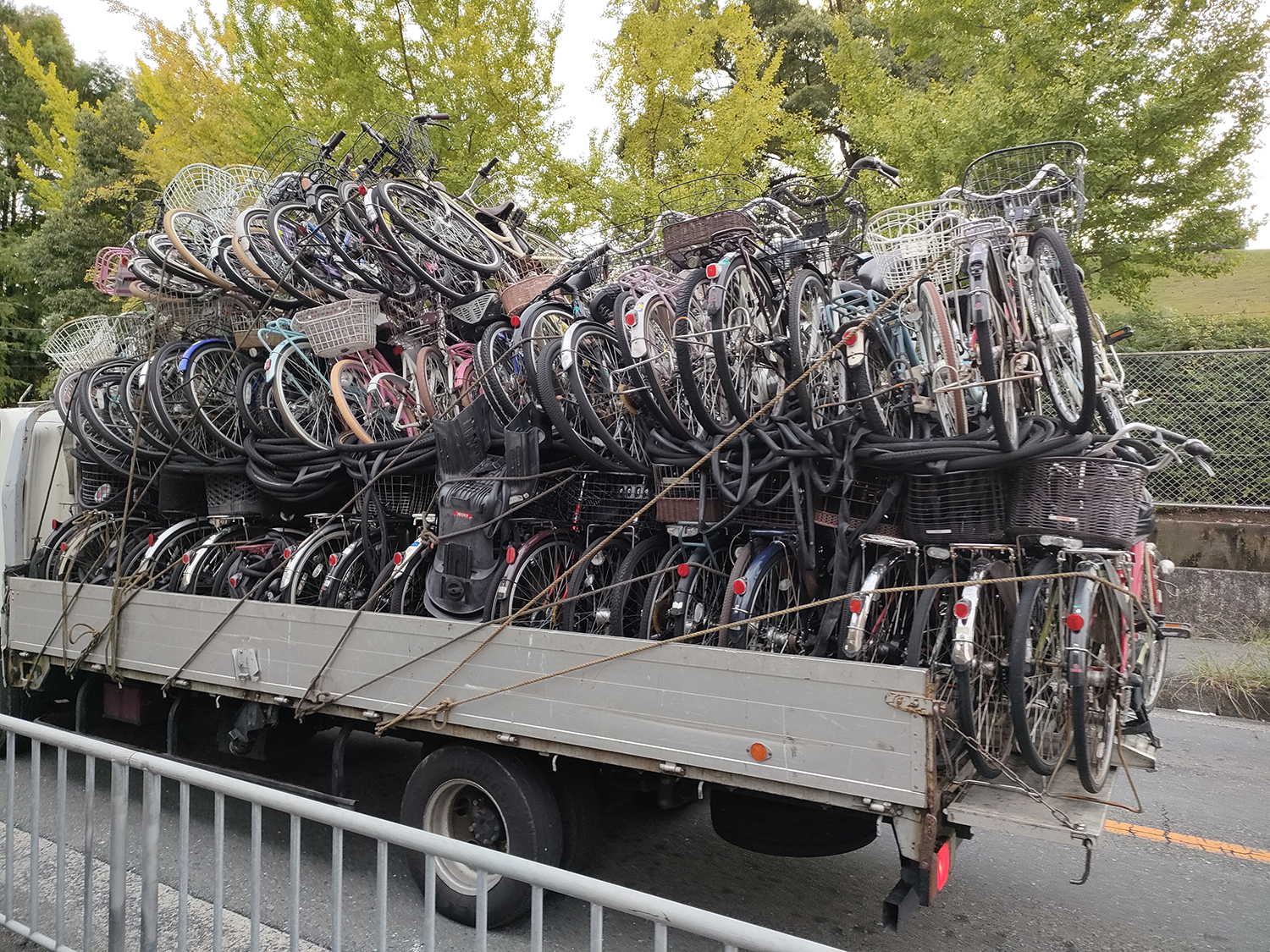 荷台に自転車を載せたトラック