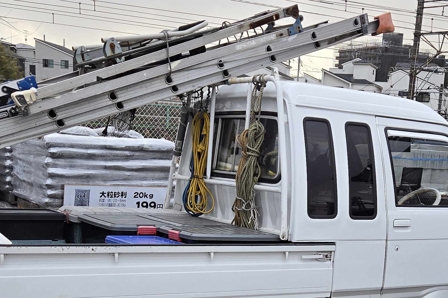 脚立を積んだトラック