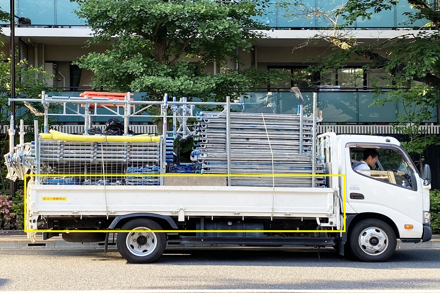 トラックのサイドビュー