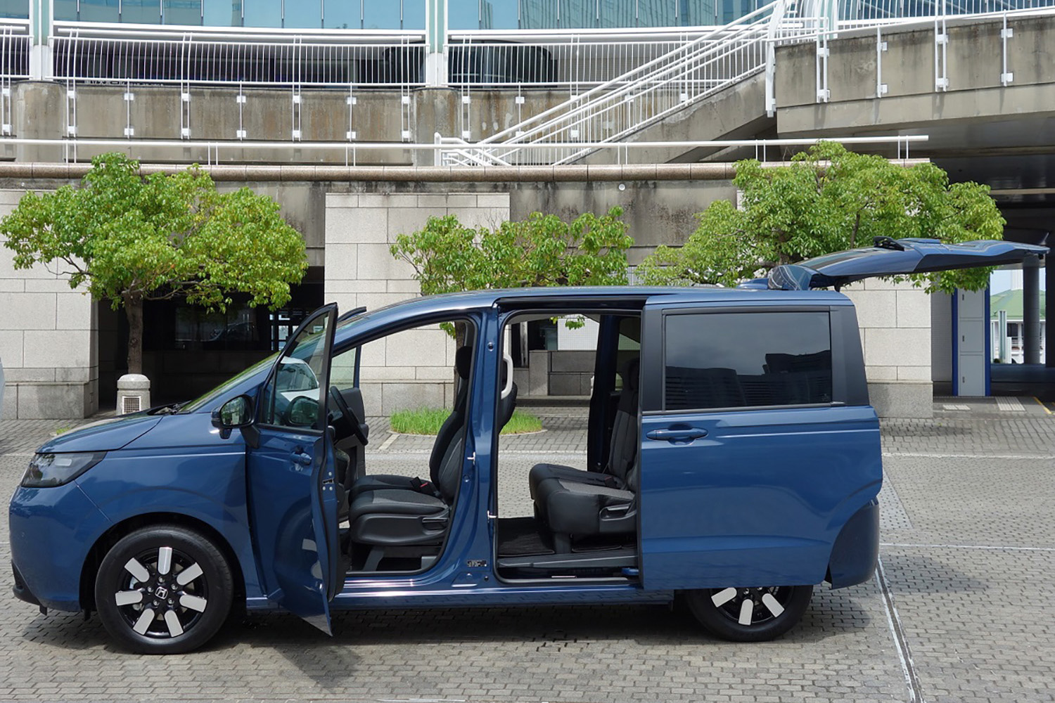 ホンダ・フリードのサイドビュー 〜 画像11