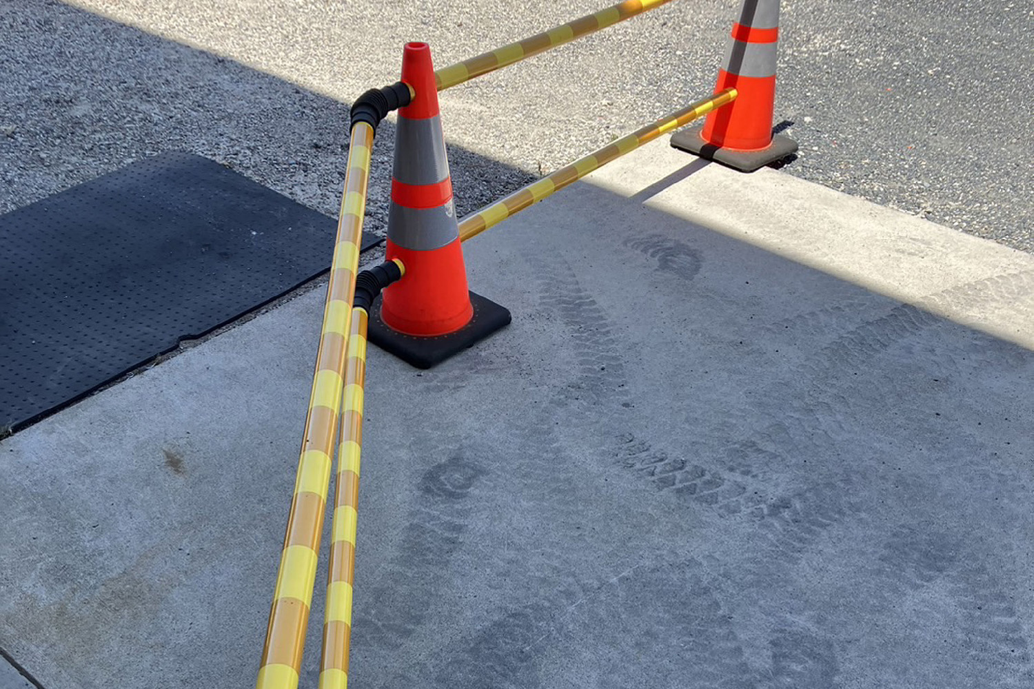 フレキシブルバージョイントを使用した曲がるバリケード