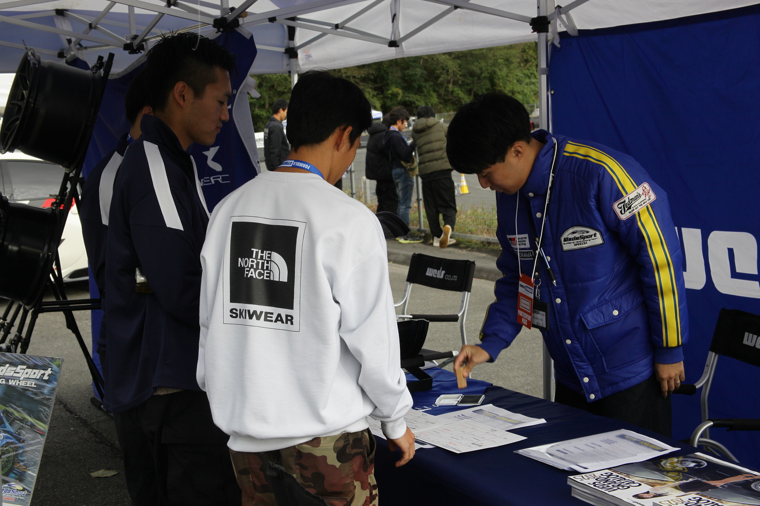 ブースを訪ねる学生たち 〜 画像32