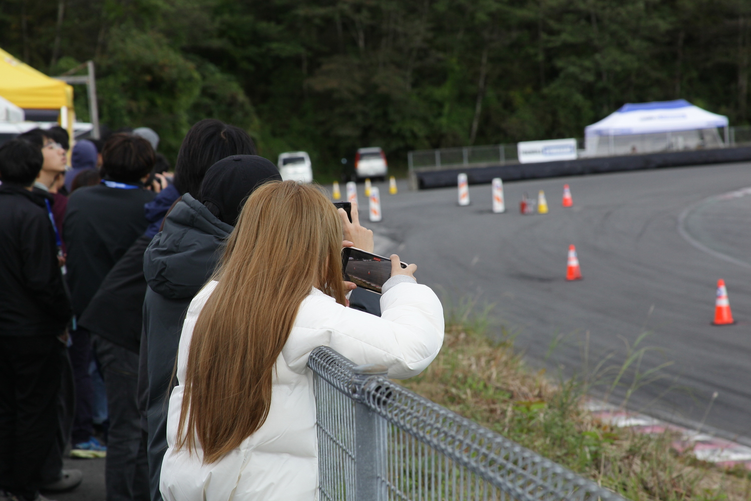 走行を撮影する学生 〜 画像44