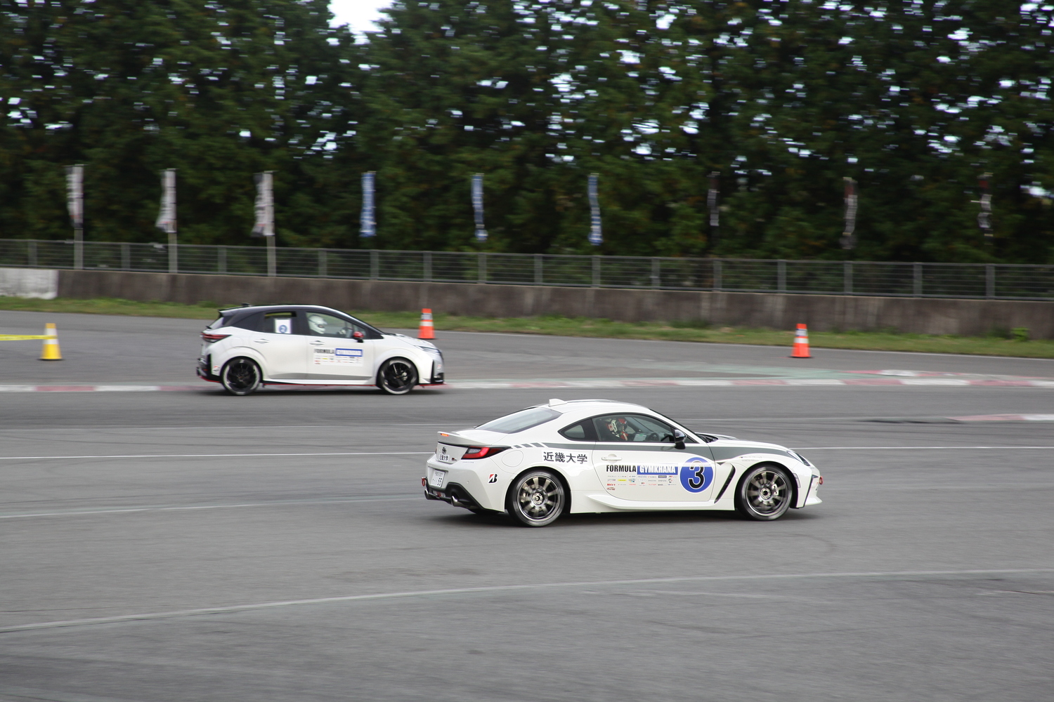 男子クラスのGR86と女子クラスのノートオーラ ニスモ