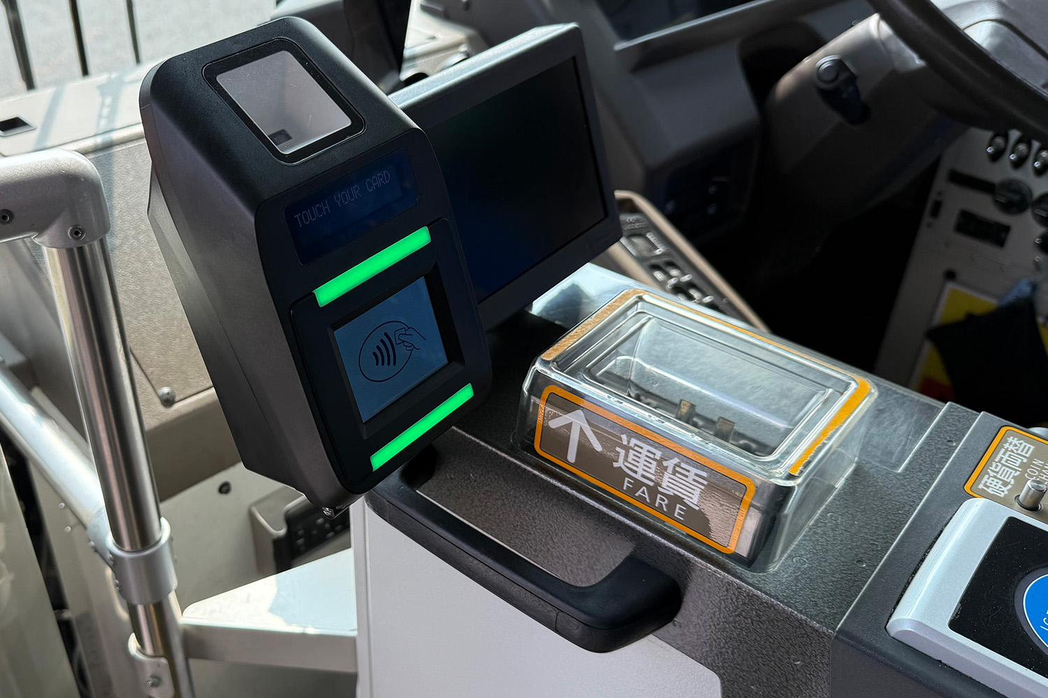 タッチ／QR決済端末を設置した料金箱 〜 画像5