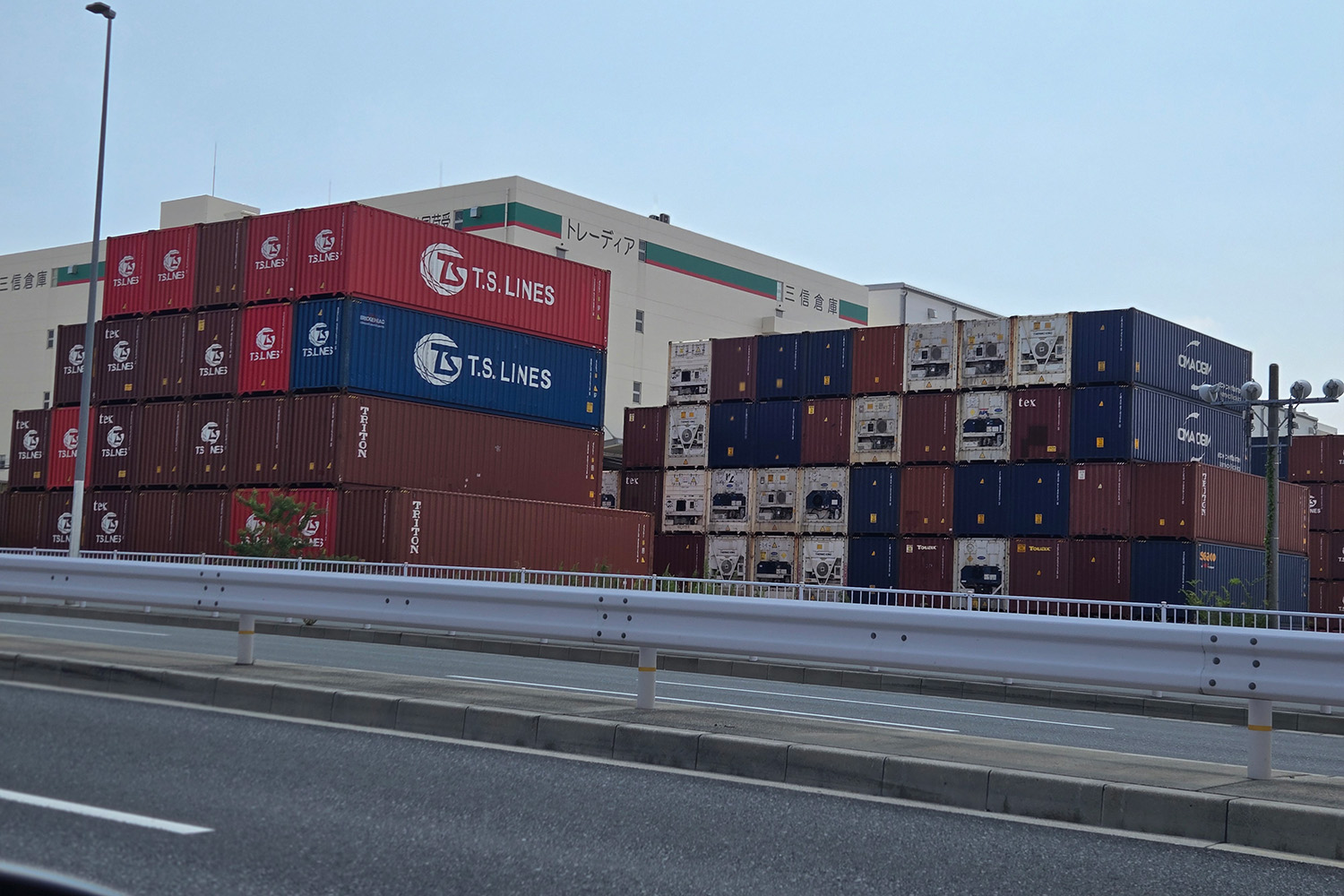 非日常的な風景が広がる埠頭や人工島はドライブにもってこいだった 〜 画像29