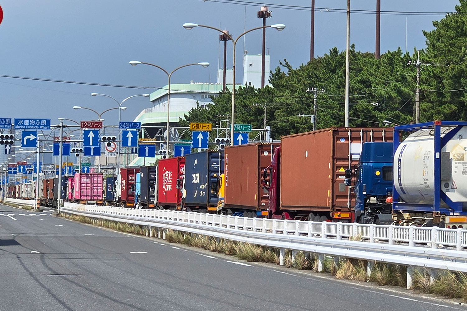 非日常的な風景が広がる埠頭や人工島はドライブにもってこいだった 〜 画像30