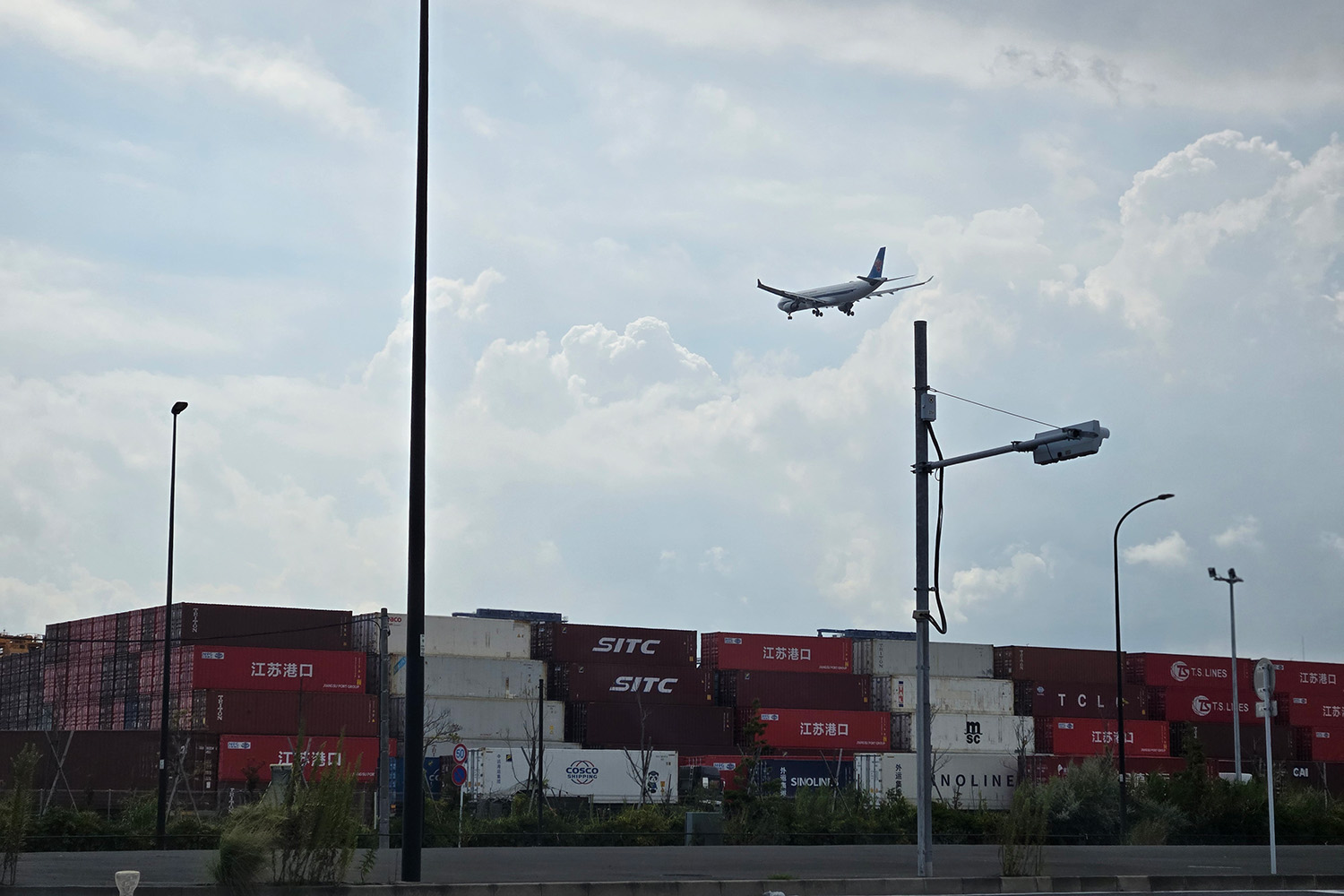 非日常的な風景が広がる埠頭や人工島はドライブにもってこいだった 〜 画像40