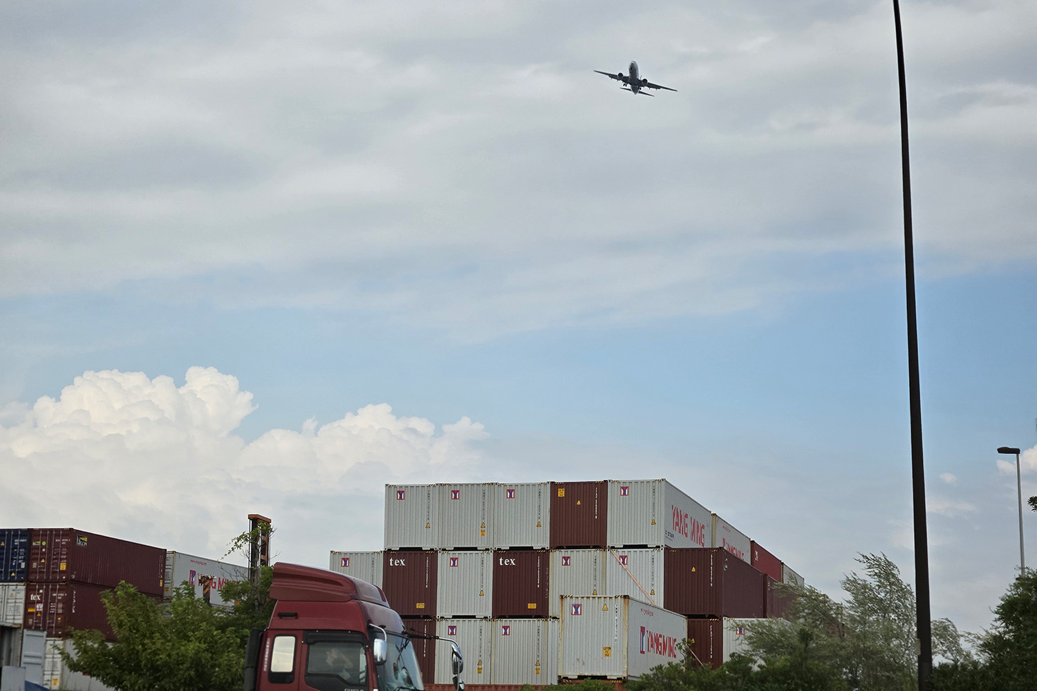 非日常的な風景が広がる埠頭や人工島はドライブにもってこいだった 〜 画像46