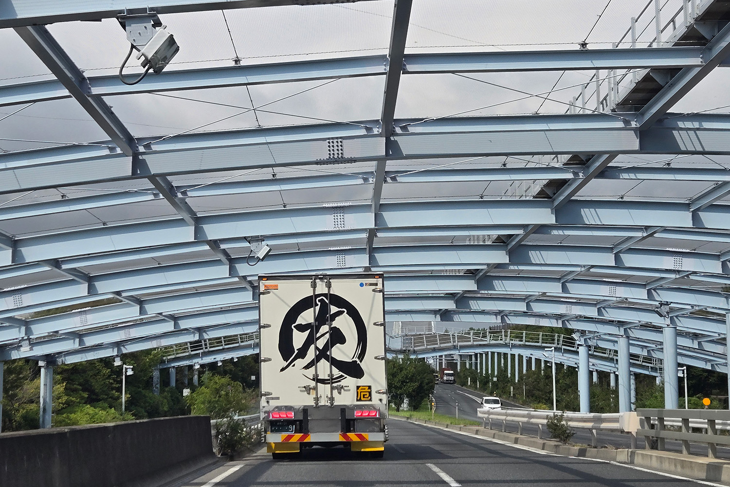 非日常的な風景が広がる埠頭や人工島はドライブにもってこいだった 〜 画像15